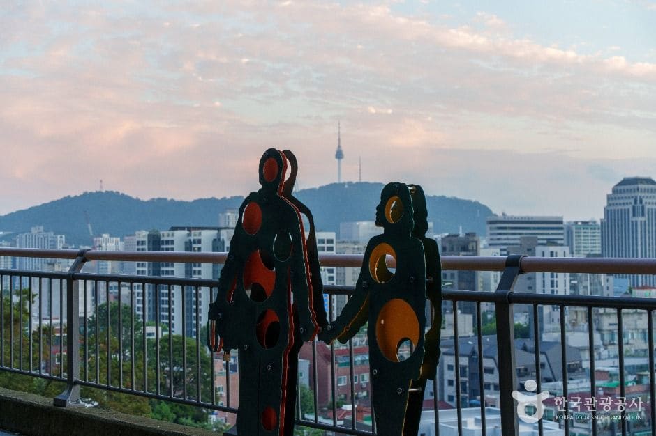 낙산 전망대에서 내려다본 서울 도심과, 해질 무렵의 좁은 골목 계단입니다. 한국관광공사가 공식 기록으로 남긴 이화동의 저녁 풍경입니다.