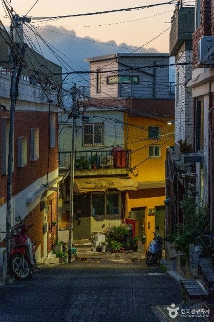 낙산 전망대에서 내려다본 서울 도심과, 해질 무렵의 좁은 골목 계단입니다. 한국관광공사가 공식 기록으로 남긴 이화동의 저녁 풍경입니다.