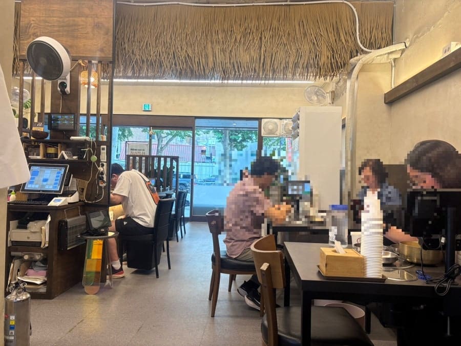 junwonhee는 여름 날씨인데도 가게 안이 사람들로 북적북적했다고 적었습니다. 건물 위로 만두라는 두 글자를 큼직하게 세운 돌출 간판이 가게를 찾는 표지가 되고,