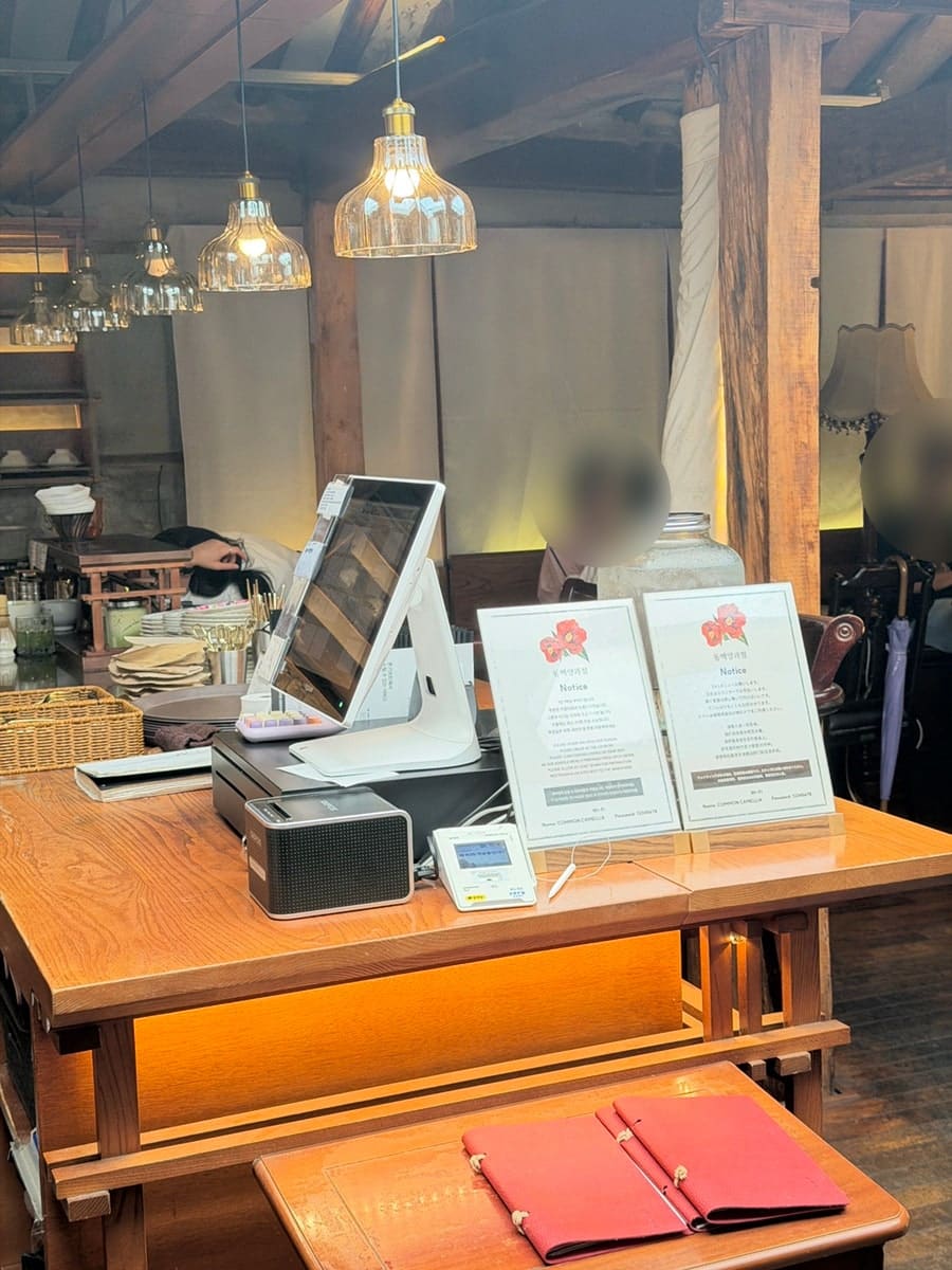hyejinn92는 이렇게 퐁실한 팬케이크는 대체 어떻게 만드는지 너무 궁금해서 만드는 모습을 구경했고, 가게 내부는 그렇게 넓지 않다고 적었습니다.