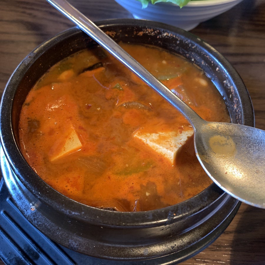 0moment는 위에서 아래를 내려다보는 자리에 앉았습니다. 격자로 구운 삼겹살을 찍는 손과, 두부가 들어간 얼큰한 찌개를 남겼습니다.
