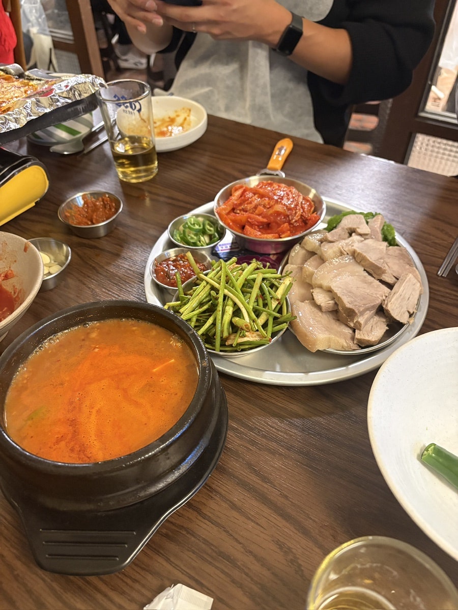 salaryfighter는 대표 메뉴를 다 먹어보자며 하나씩 주문했습니다. 미나리와 삶은 돼지고기, 김치가 놓인 보쌈 한 상과, 치즈를 올려 마무리한 짜파게티 볶음을 찍었습니다.