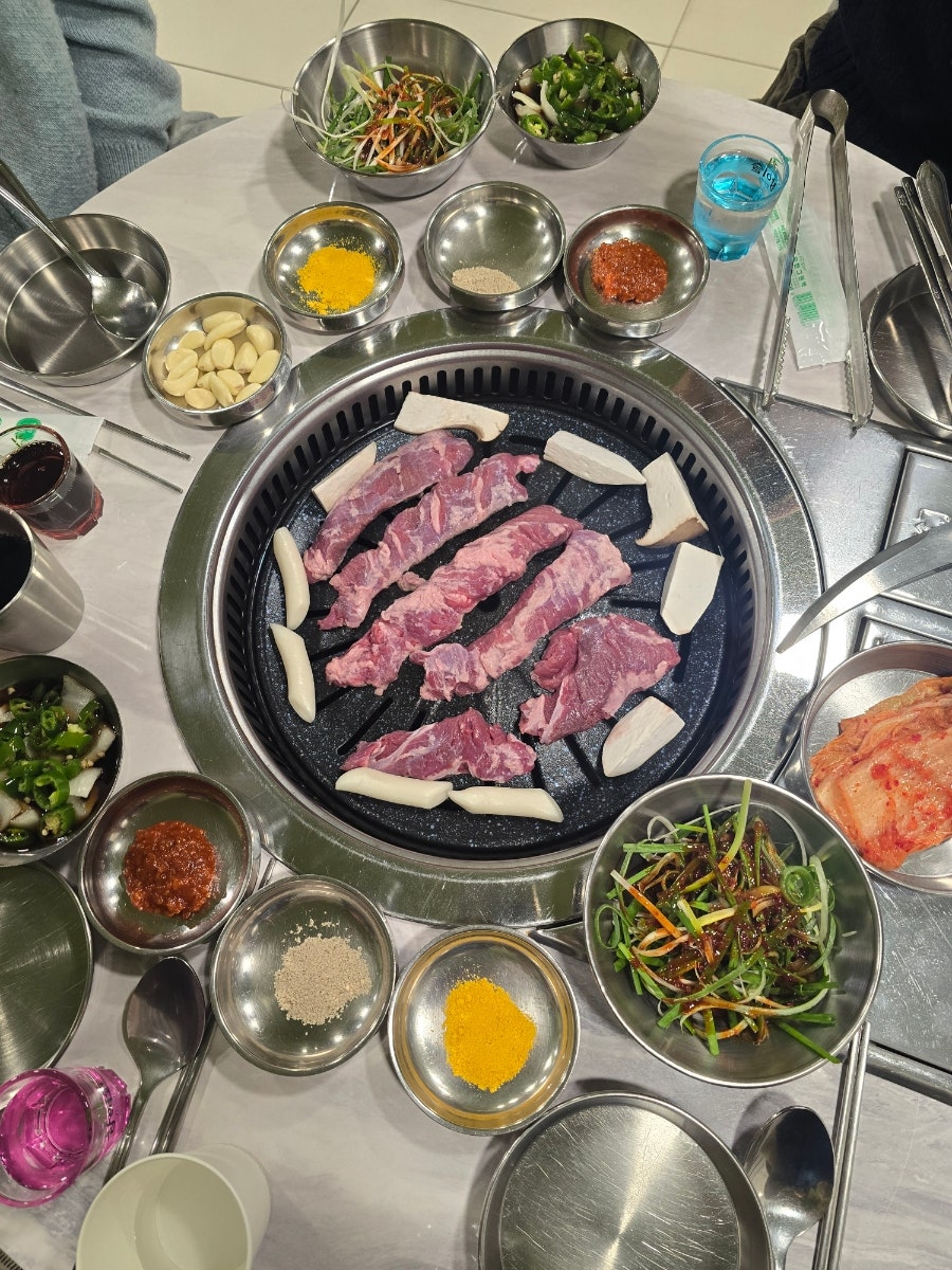 hrjk090118은 지인 소개로 알게 돼 최소 다섯 번 방문한 단골입니다. 불판 위 갈매기살과 반찬 한 상, 그리고 서비스로 끓고 있는 김치찌개를 남겼습니다.