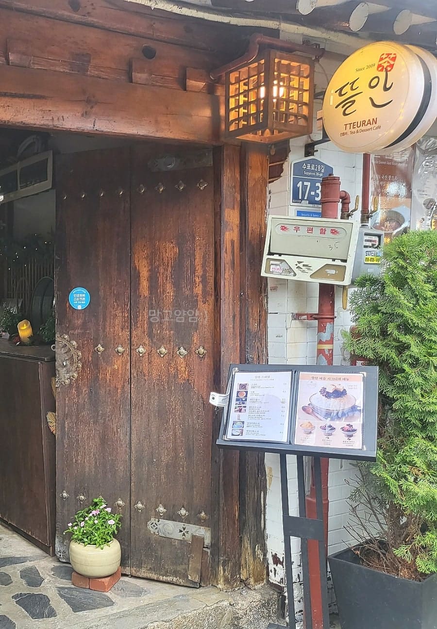 뜰안의 입구는 익선동의 골목과는 다른 세계로 들어가는 문처럼 보인다. 목재의 온전함과 정원의 싱싱함이 어우러진 이 공간은, 방문객을 골목의 소음에서 자연스럽게 떼어낸다.