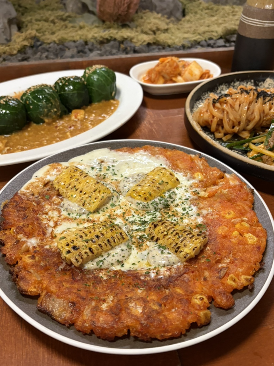 miryeong_2는 한옥 감성에 반하고 비주얼에 놀랐다고 적었습니다. 토기 주전자로 막걸리를 따르는 손과, 트러플 옥수수 치즈 김치전까지 차려진 한 상을 남겼습니다.