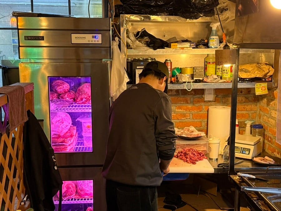 onlywonand는 장작으로 고기를 초벌해 구워 주기 때문에 풍미가 확 올라가고, 그 장면을 직접 볼 수 있어서 신뢰가 확 올라간다고 적었습니다.