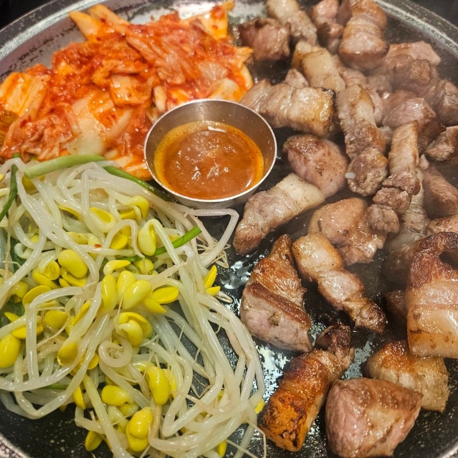tum_sai는 고기가 거의 다 구워진 상태로 나와서 테이블에 놓고 1분쯤만 기다리면 된다는 점을 이 집의 최대 장점으로 꼽았습니다. 불판에는 삼겹살과 목살, 김치,