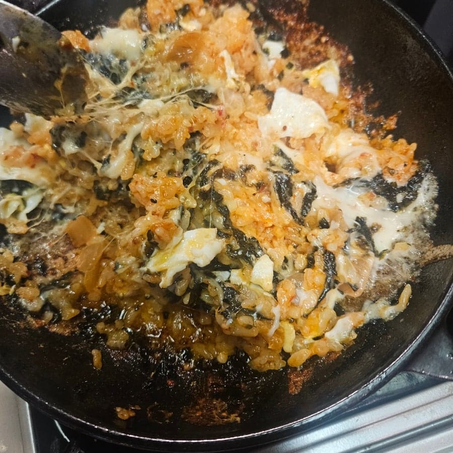 tum_sai는 고기가 거의 다 구워진 상태로 나와서 테이블에 놓고 1분쯤만 기다리면 된다는 점을 이 집의 최대 장점으로 꼽았습니다. 불판에는 삼겹살과 목살, 김치,