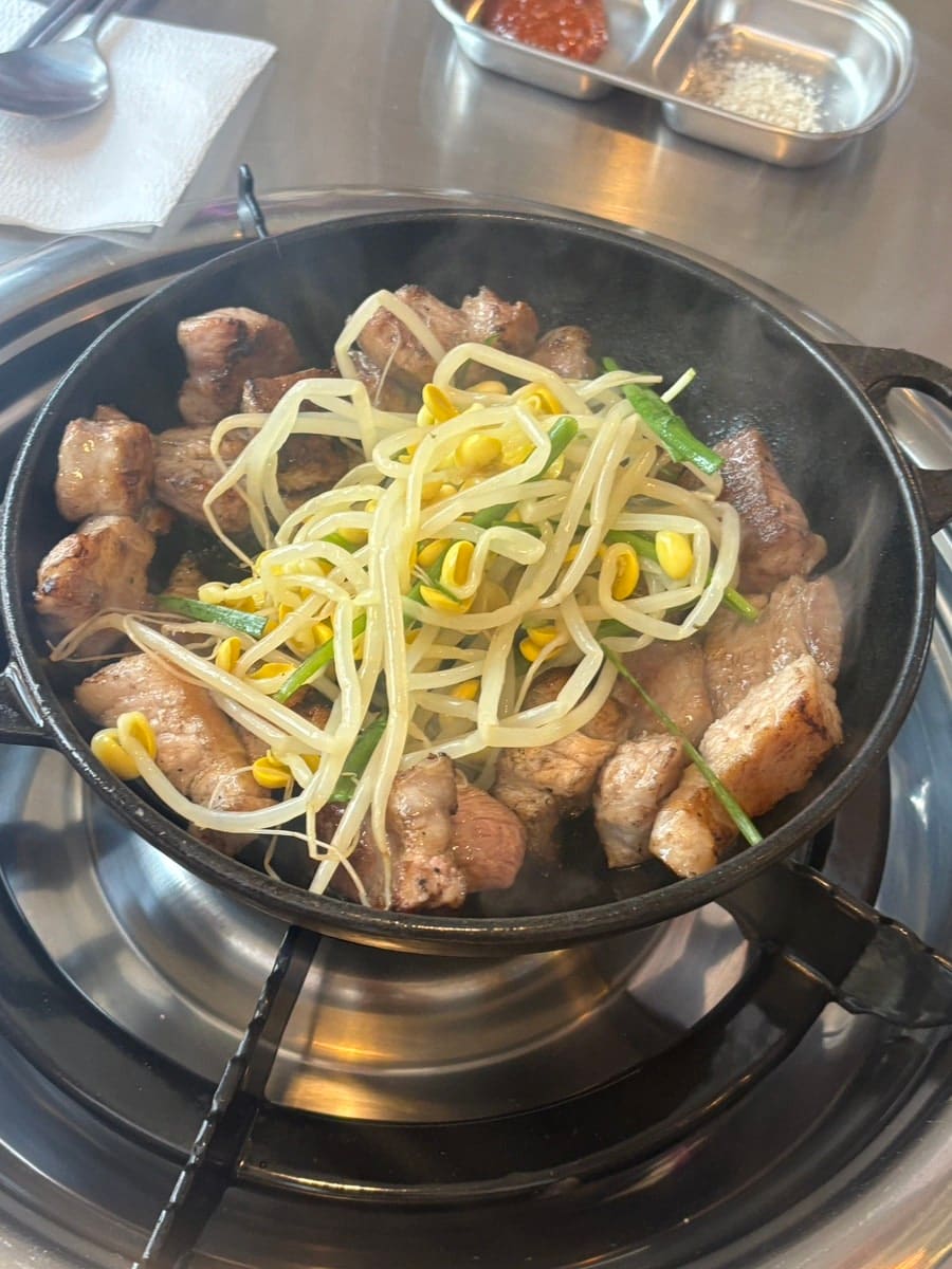 vision011631은 돼지고기구이와 찌개와 밥과 계란후라이가 든 점심특선을 만 원 한 장에 먹었다고 적었습니다. 둘이 가서 된장찌개와 김치찌개를 하나씩 시켰고,