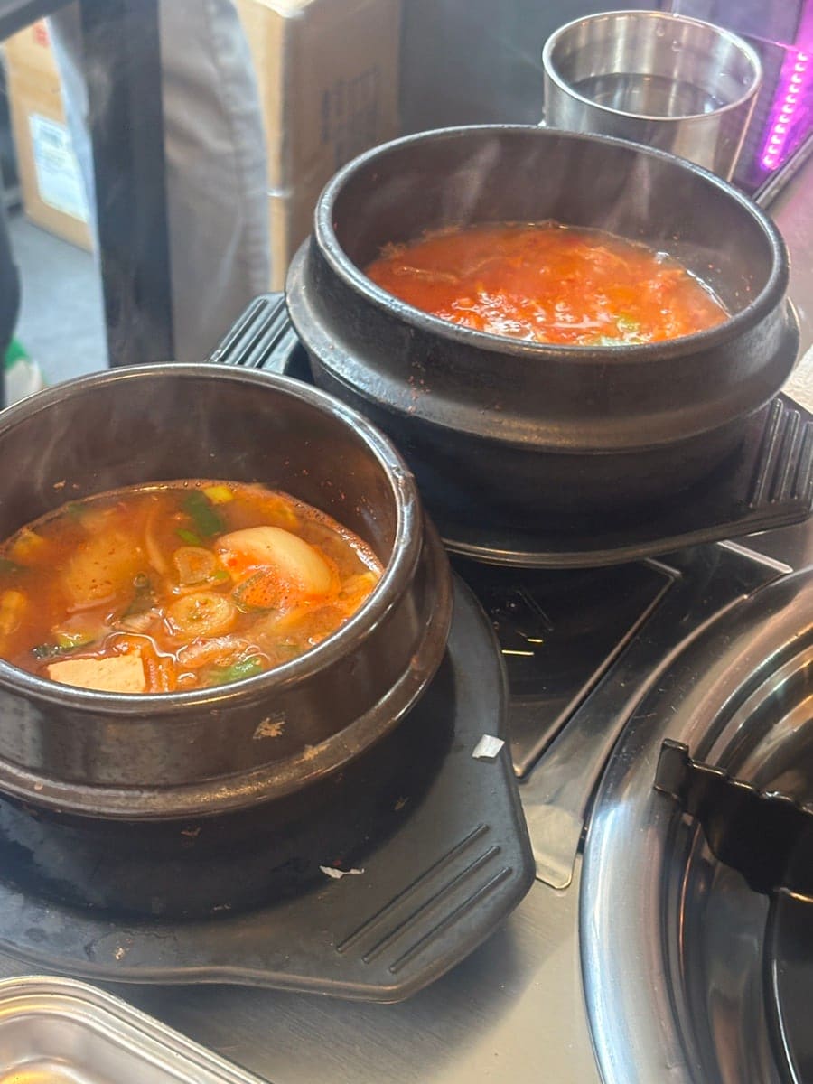 vision011631은 돼지고기구이와 찌개와 밥과 계란후라이가 든 점심특선을 만 원 한 장에 먹었다고 적었습니다. 둘이 가서 된장찌개와 김치찌개를 하나씩 시켰고,