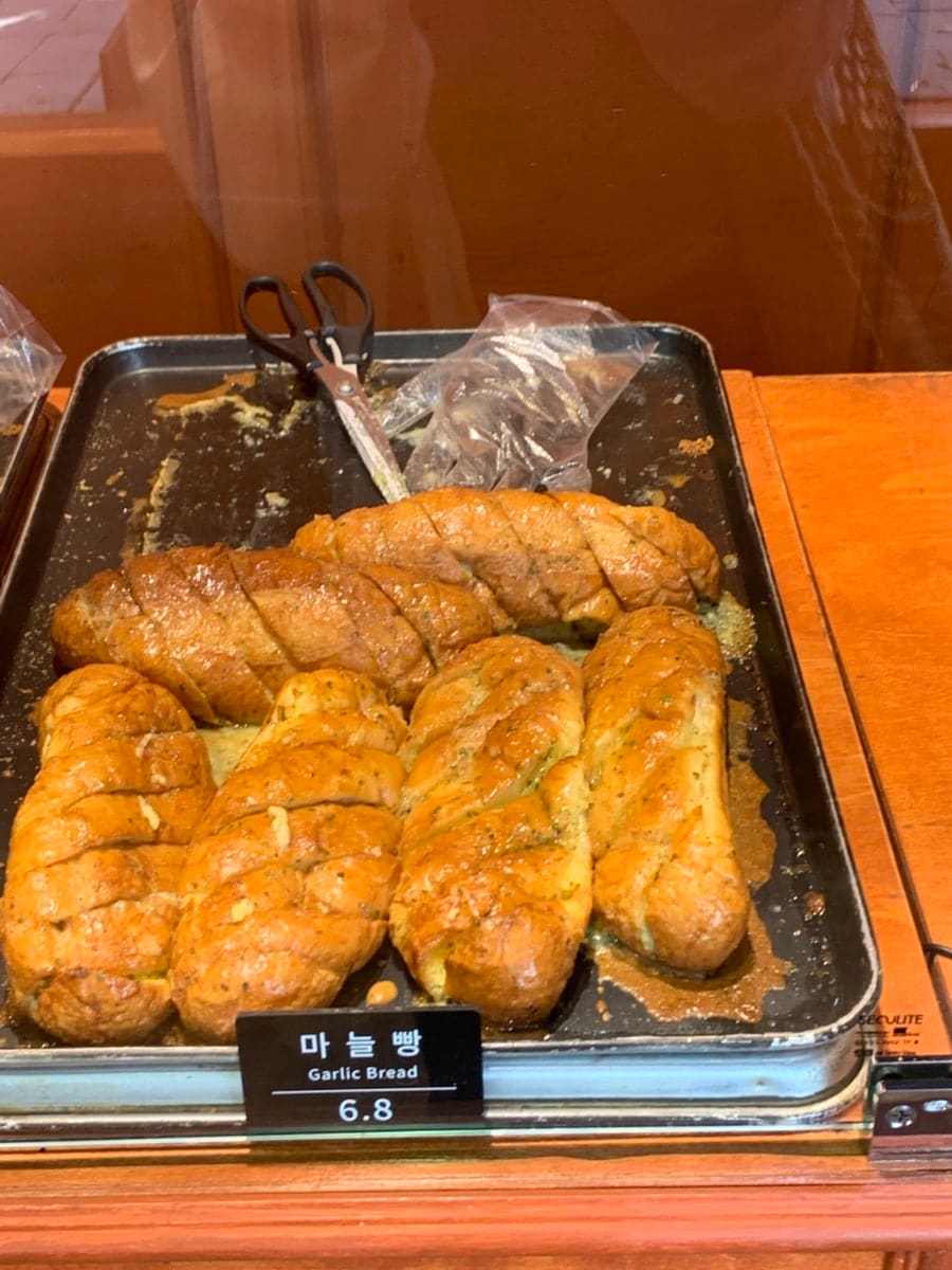 tmdgml123873은 화려하게 꾸민 느낌보다 오래된 동네 빵집 같은 따뜻한 분위기가 정감 있었다고 적었고, 인절미빵부터 쑥떡빵, 우유크림빵, 치즈빵, 먹물연유빵,