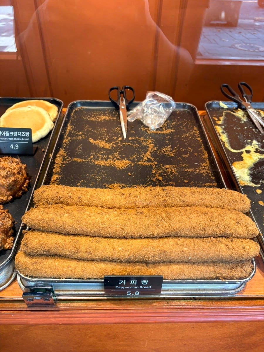 innenewyork은 그날 마늘빵이 당기지 않아 지나치고 커피빵을 골랐고, 쫀득한 빵피 안에 부드럽고 향긋한 커피크림이 가득했다고 적었습니다.