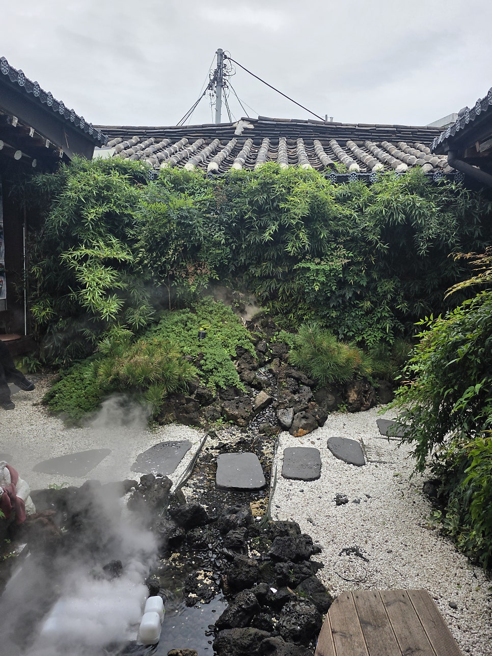 gmlwn7062는 흐린 날씨에도 골목이 운치 있다고 적었습니다. 대나무 사이로 김이 피어오르는 뒤뜰과, 레일 위에 케이크와 와인을 올려 둔 디스플레이를 함께 찍었습니다.