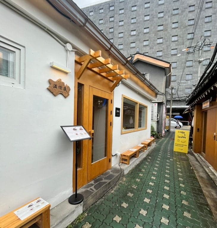 비가 많이 오던 날 찾았다는 mansae_happy는 '溫情屋 온정옥'이라 새겨진 나무 팻말과 처마 아래 문,