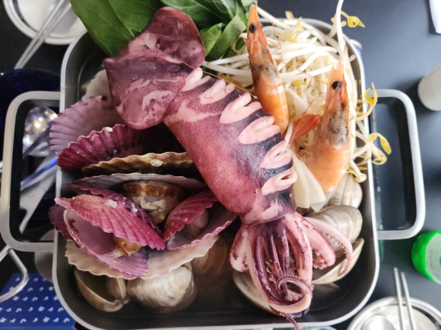 yambee17이 남긴 사진입니다. 오징어와 새우, 조개가 통으로 들어간 해산물찜을 가까이서 찍었습니다. 비주얼부터 입이 떡 벌어졌다고 적은 기록처럼,
