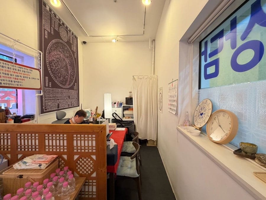 doznw는 대기 공간과 상담 공간이 잘 분리되어 있어 좋아 보였다고 적었습니다. 대나무 발 너머로 곰돌이 인형과 생수병이 놓인 대기 공간 사진과,