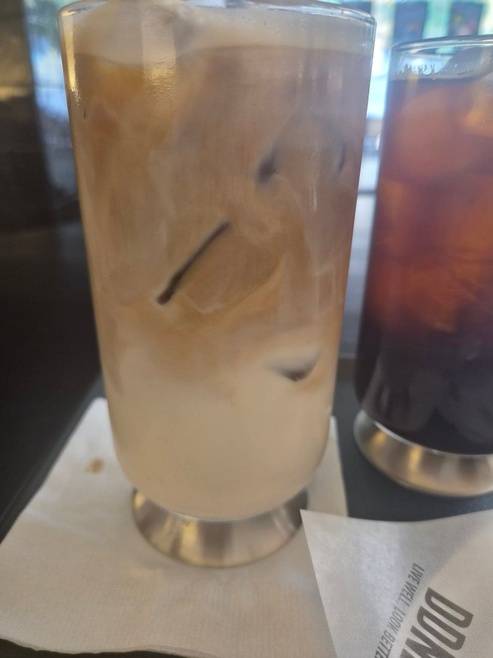 glass_486은 커피 맛이 뛰어난 것 같지 않고 값도 비싸다고 썼지만 라떼만은 맛있었다고 인정했습니다. 사진에는 아이스 라떼와 아메리카노,