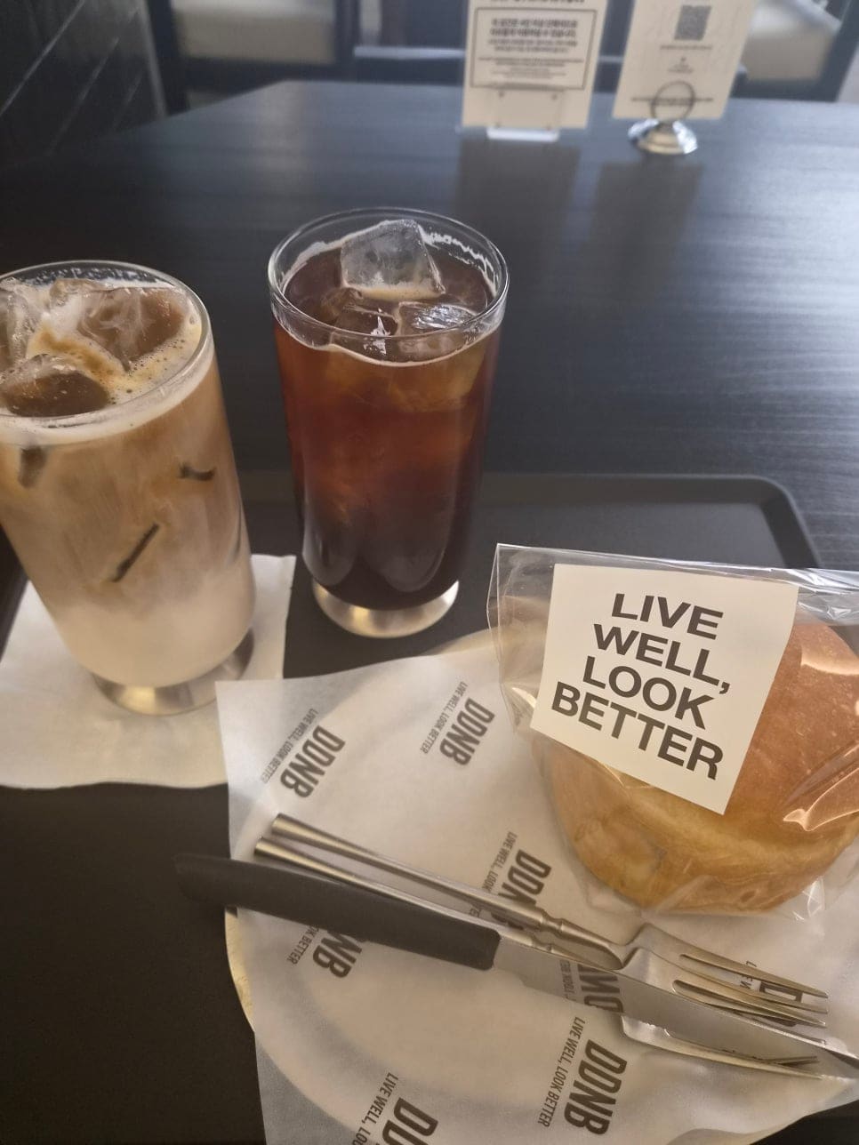 glass_486은 커피 맛이 뛰어난 것 같지 않고 값도 비싸다고 썼지만 라떼만은 맛있었다고 인정했습니다. 사진에는 아이스 라떼와 아메리카노,
