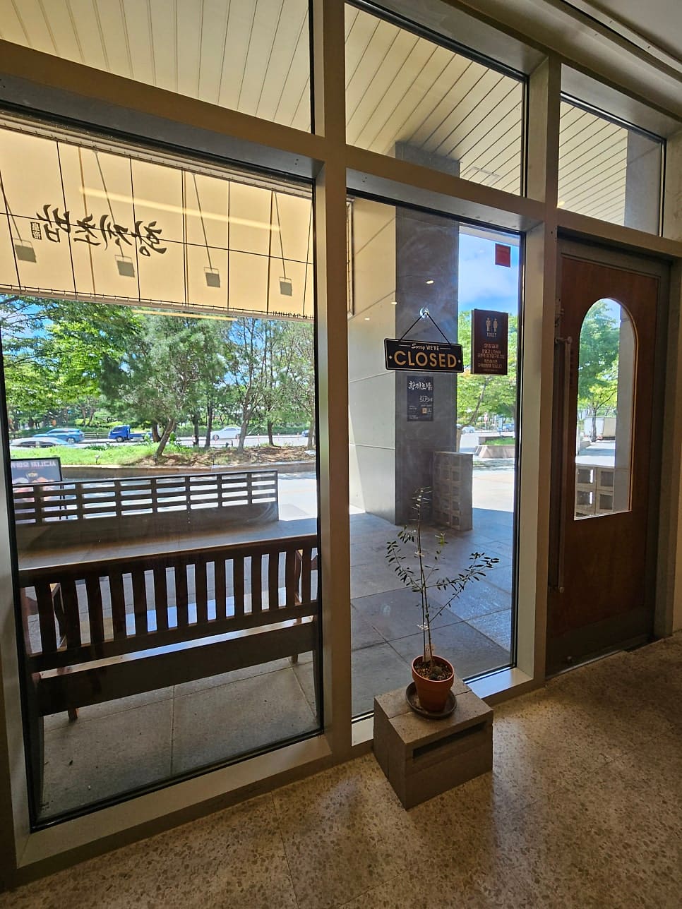 sarangtea7은 밖에서 봤을 때부터 군더더기 없이 깔끔한 느낌이었다고 적었고, 호수공원까지 도보 7분이라 아이와 산책하러 나왔다가 들르기 좋다고 했습니다.