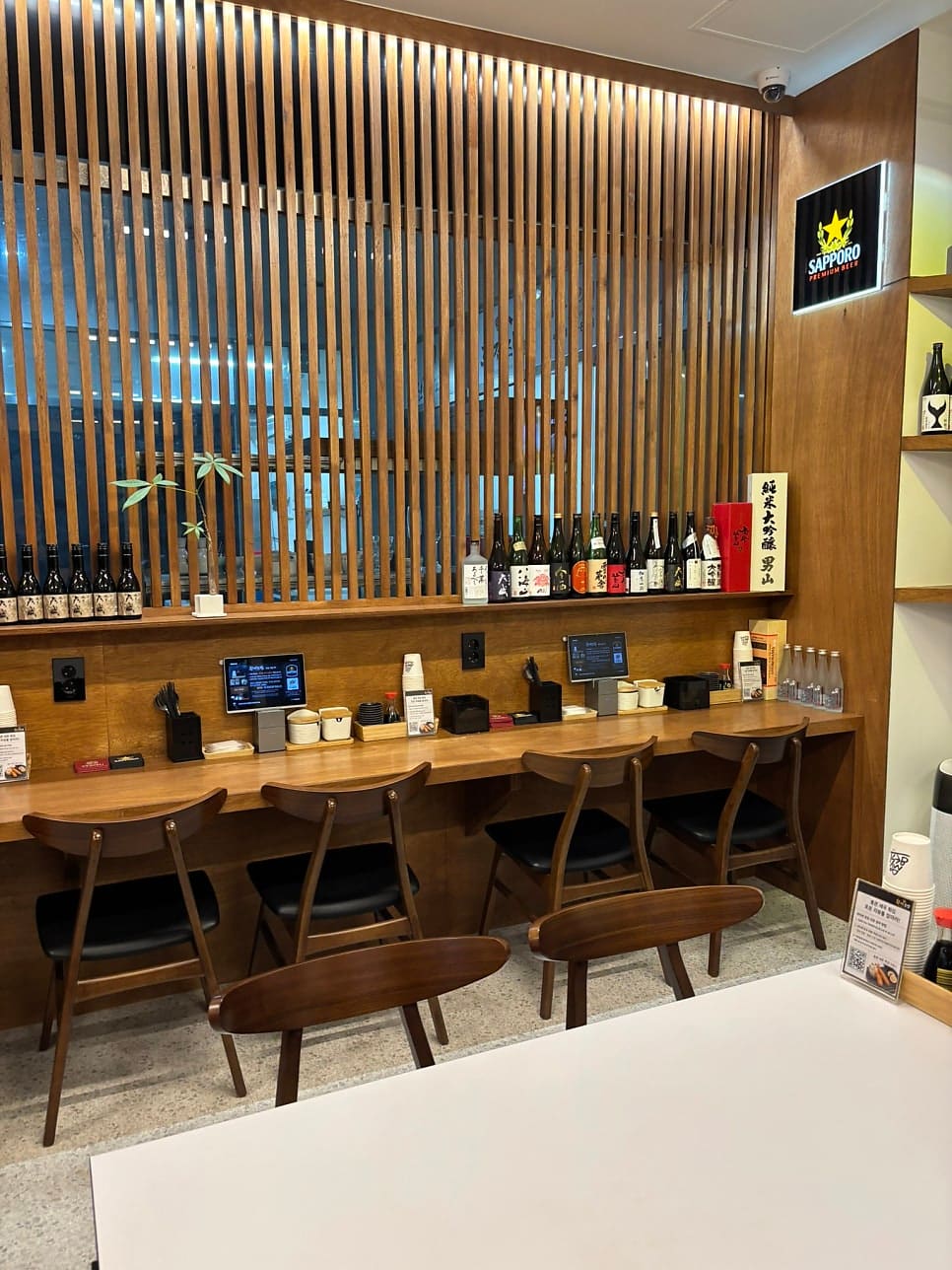 donining은 오늘도 어김없이 호수공원에서 자전거를 타고 저녁을 먹으러 왔다며 우리집 또또간집이라고 적었고, 늦은 저녁에 손님이 빠진 뒤의 내부를 찍었다고 했습니다.