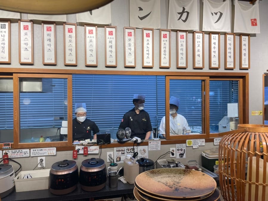 hyn630305는 웨이팅 19번으로 오래 기다려 자리를 안내받았고, 한때 사람이 정말 많았다던 웨스턴돔이 빈 상가가 많아 휑해 보인다고 적었습니다.