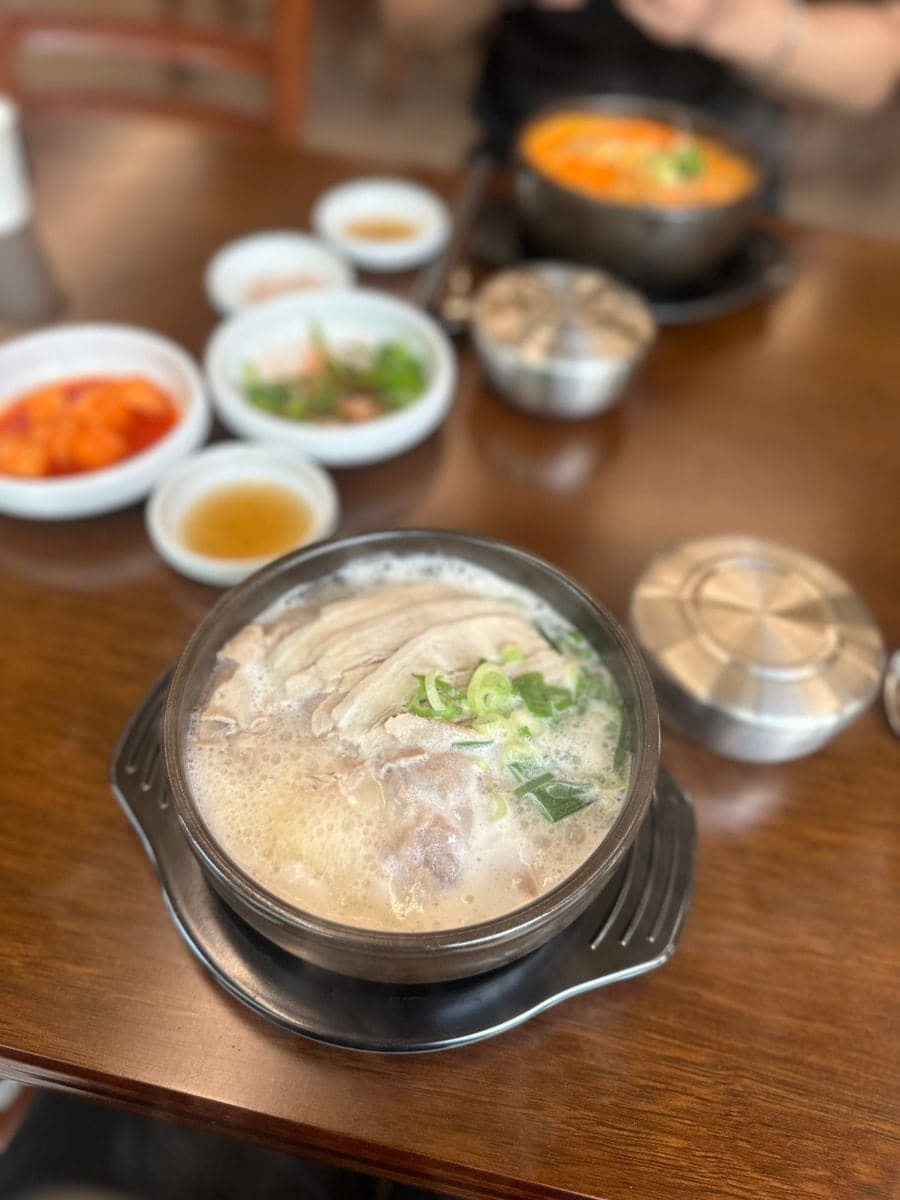 tngk090111은 밀면이 너무 맛있어서 이번에는 국밥을 먹으러 다시 왔다며, 진한 사골육수 같은 국물에 얇은 가브리살이 푸짐했다고 적었습니다.