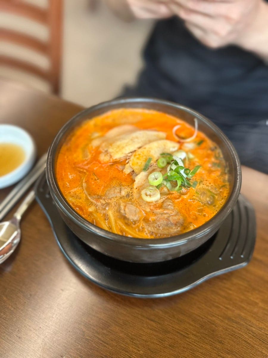 tngk090111은 밀면이 너무 맛있어서 이번에는 국밥을 먹으러 다시 왔다며, 진한 사골육수 같은 국물에 얇은 가브리살이 푸짐했다고 적었습니다.