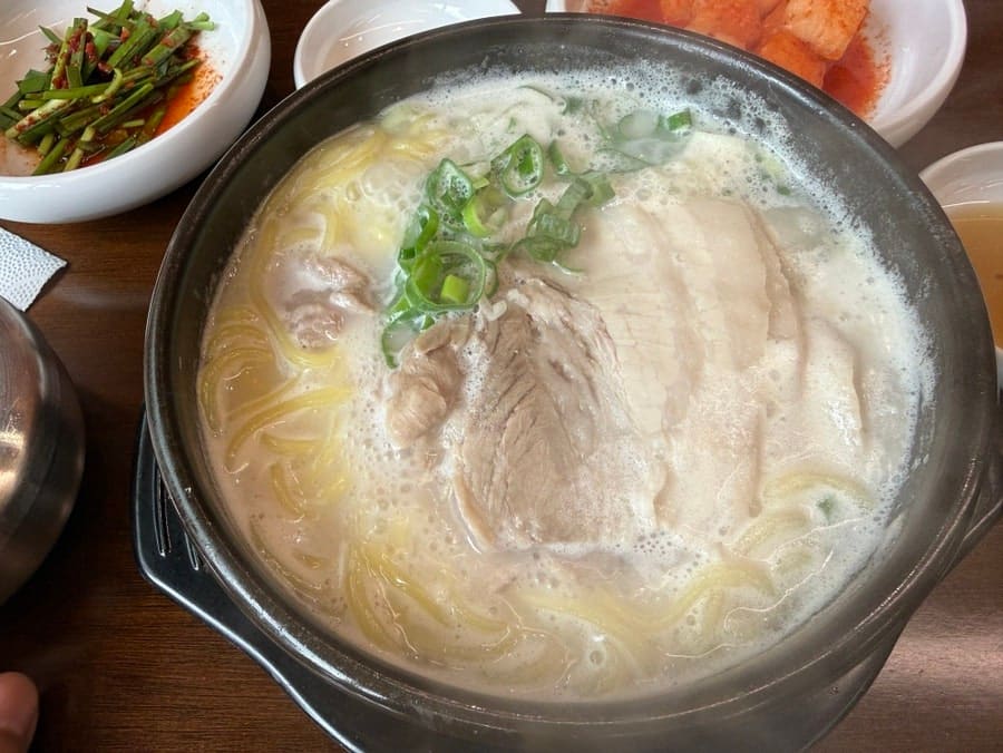 spech5552는 라멘을 먹으러 가던 길에 모퉁이에 사람들이 가득한 집을 보고 들어와 돼지국밥을 시켰고, 고기도 많고 면도 많다고 적었습니다.
