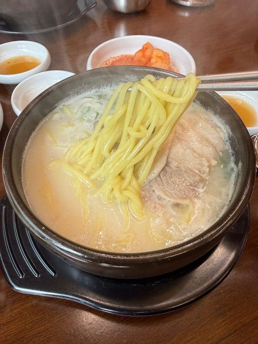spech5552는 라멘을 먹으러 가던 길에 모퉁이에 사람들이 가득한 집을 보고 들어와 돼지국밥을 시켰고, 고기도 많고 면도 많다고 적었습니다.