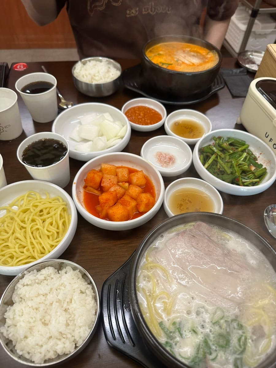 zlagik은 인생 국밥집이라는 말을 듣고 궁금했던 집을 찾아, 면과 밥이 리필되고 고기양이 혜자라며 다시 오겠다고 적었습니다. 상 위에는 깍두기와 부추무침, 양파와 양념,