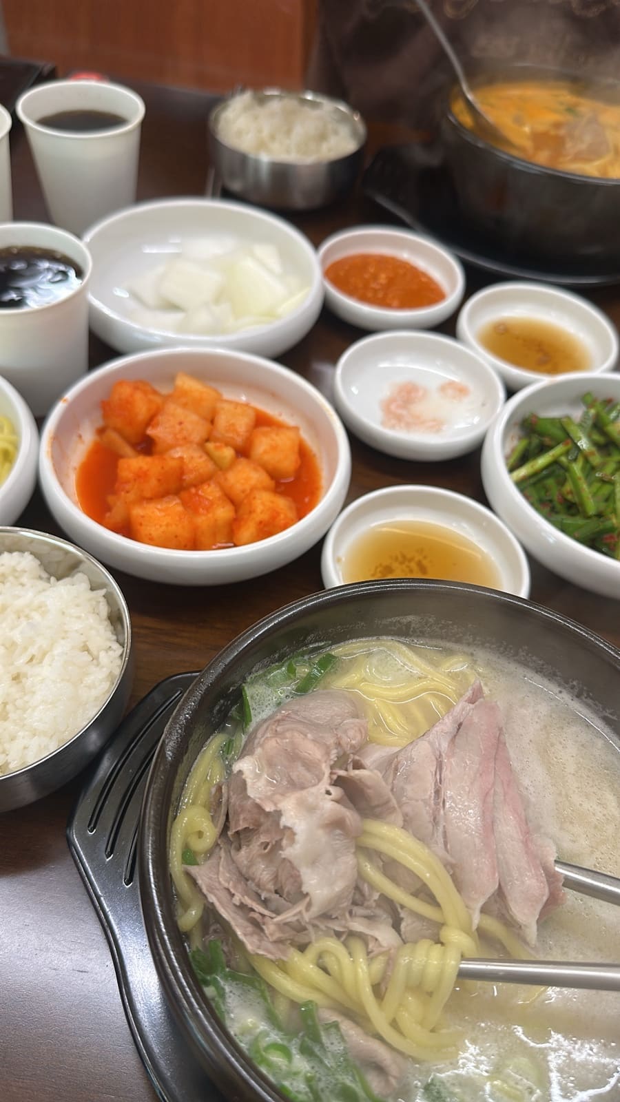 zlagik은 인생 국밥집이라는 말을 듣고 궁금했던 집을 찾아, 면과 밥이 리필되고 고기양이 혜자라며 다시 오겠다고 적었습니다. 상 위에는 깍두기와 부추무침, 양파와 양념,
