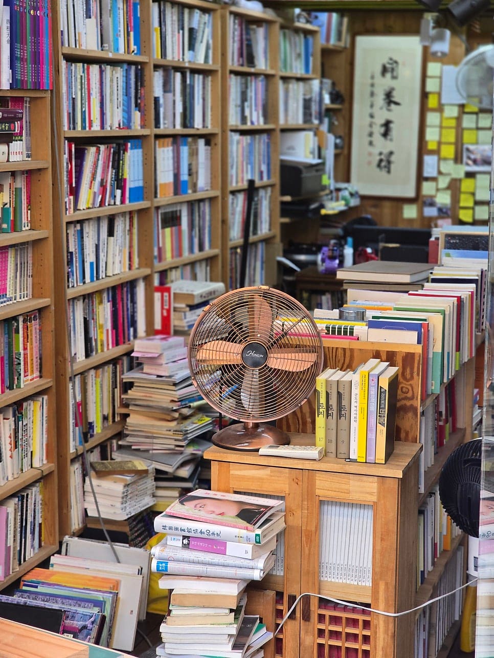antipara가 담은 집현전입니다. 나무로 덧댄 좁고 긴 외벽에 하얀 토끼 그림과 1953이라는 숫자가 새겨져 있고, 안쪽엔 구리색 선풍기와 빛바랜 족자,