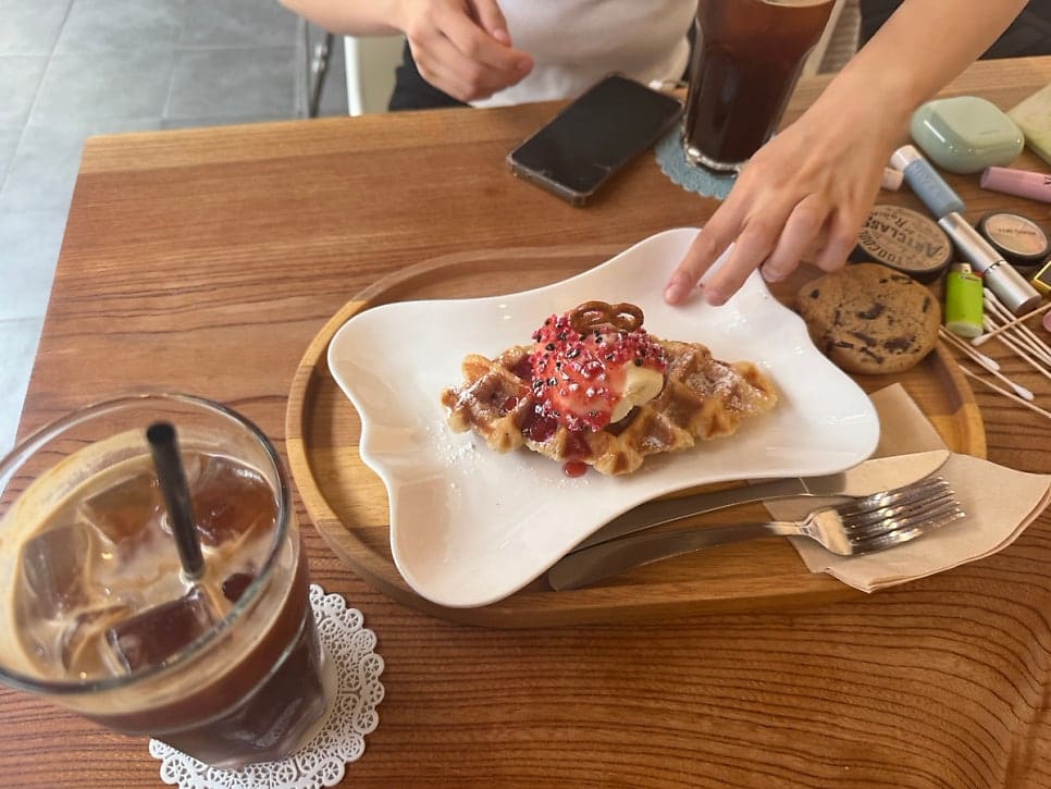 ej_ys1213이 담은 유리 지붕 복도와 테이블입니다. 통창으로 볕이 그대로 들어와 탁 트인 느낌이었다고 적었고, 와플과 아이스커피를 앞에 두고 한참을 앉아 있었다고 전했습니다.