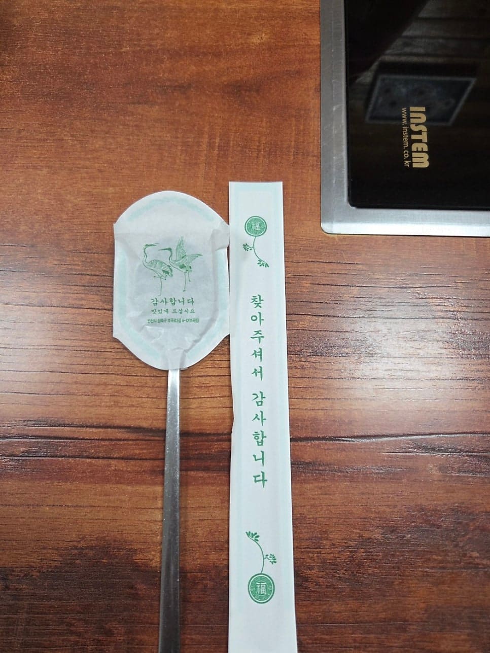 같은 방문객이 담은 상차림입니다. 개별 포장된 수저와, 겉절이·단무지무침 반찬을 함께 남겼습니다. 위생에 믿음이 간다고 적은 그 인상이 포장을 뜯기 전 수저 사진에서도 느껴집니다.