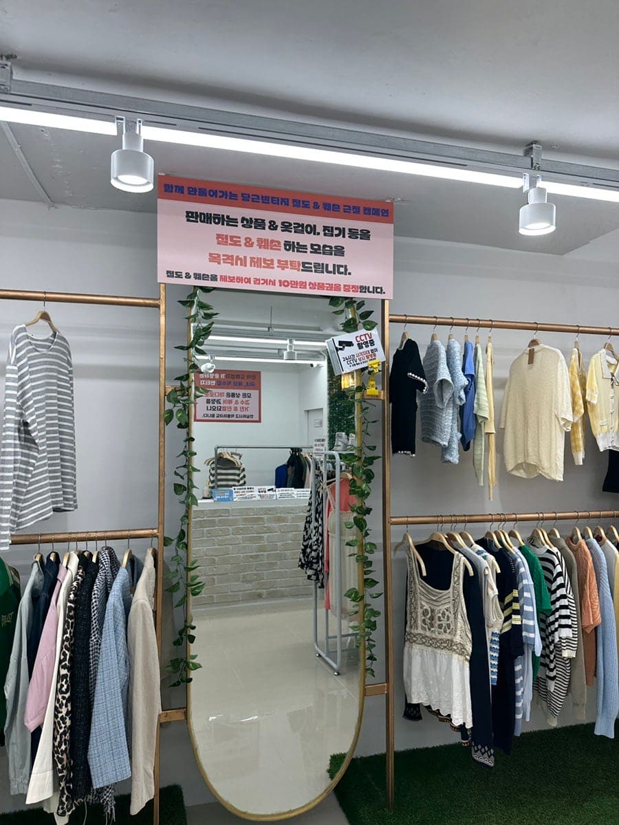 najim_m이 남긴 사진입니다. 매장이 1층과 2층으로 쾌적하게 나뉘어 있고, 여성 의류·잡화와 남녀공용 의류·잡화로 깔끔하게 정리되어 있었다고 적었습니다.