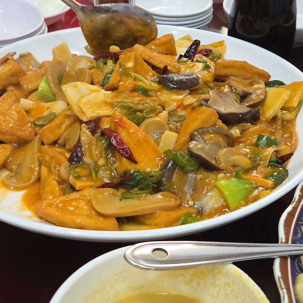 wkdehdgus2와 kipyo0925가 각각 남긴 사진입니다. CHINESE RESTAURANT라는 금빛 글자와 붉은 간판이 걸린 밤의 외관, 그리고 버섯과 두부,