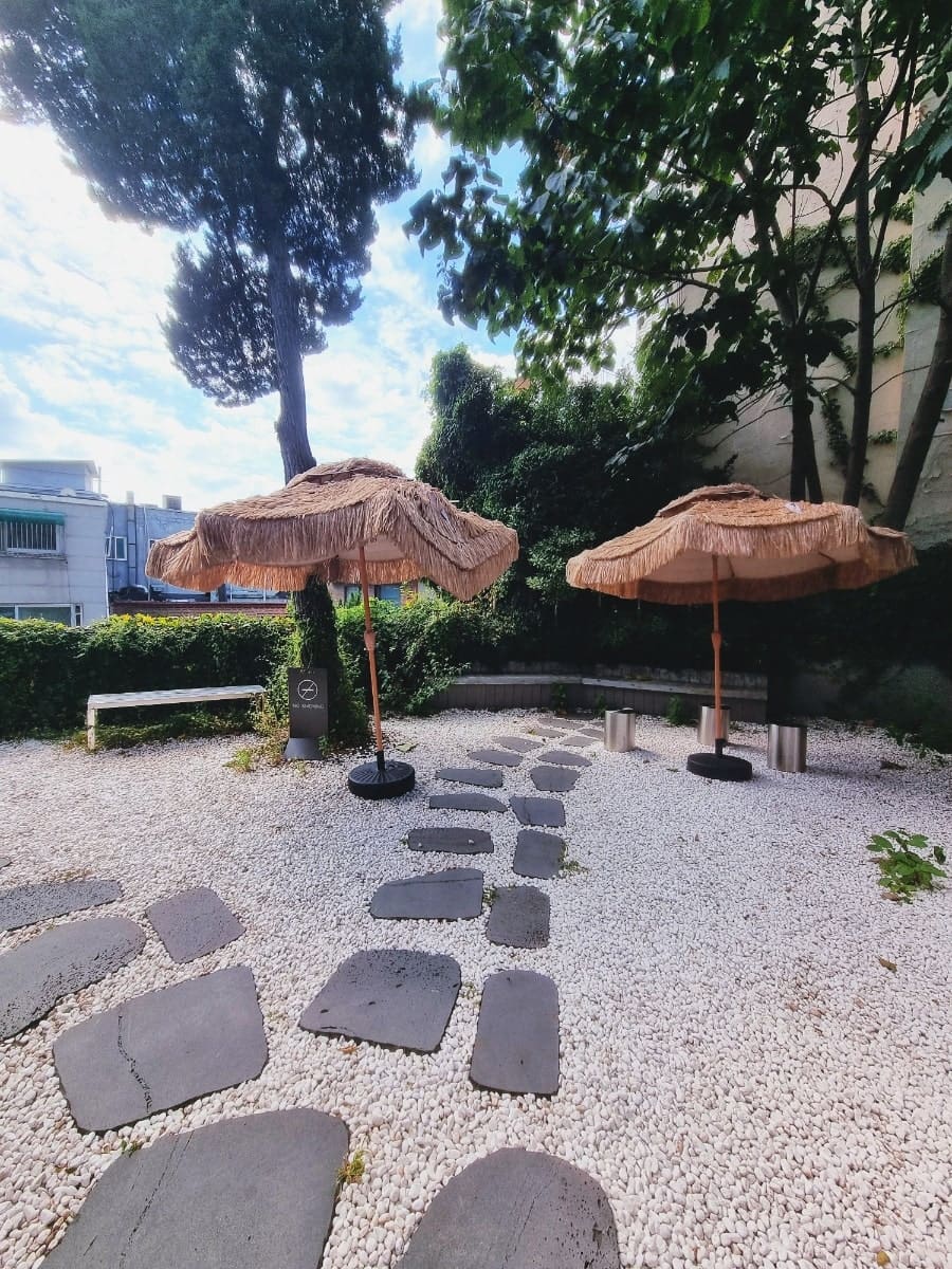 dodoffa가 남긴 사진입니다. 낡은 벽돌 담장과 기와, 나무 대문을 그대로 살려 입구부터 분위기가 좋다고 적었습니다.