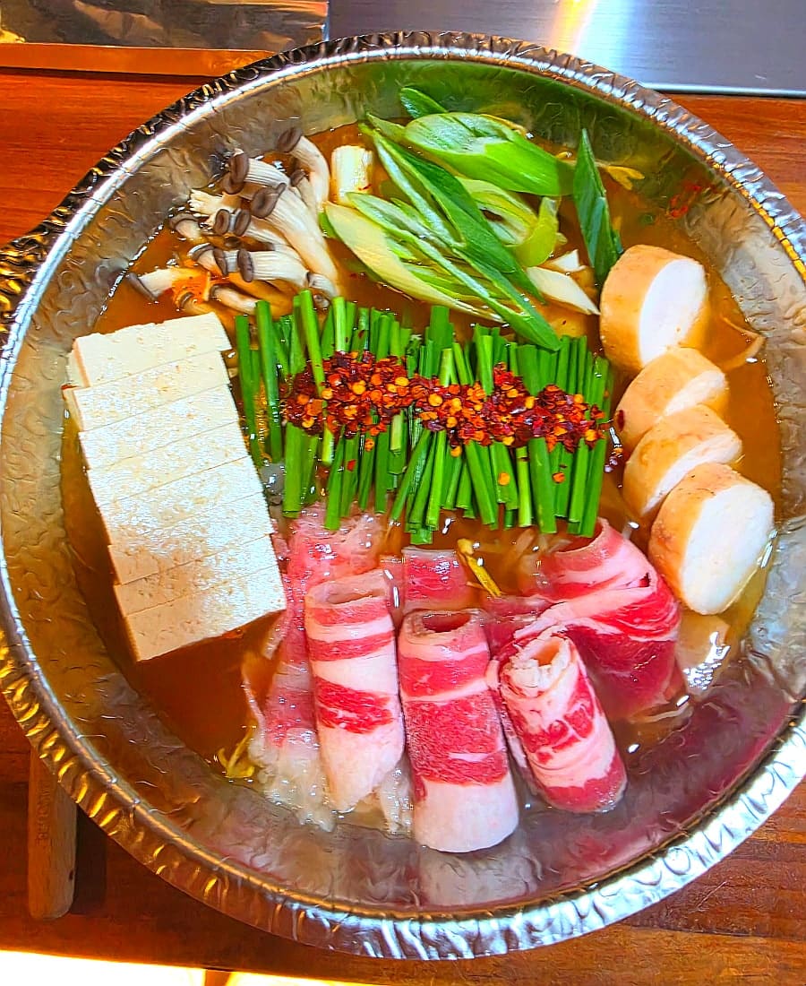 jump751이 남긴 사진입니다. 긴 다찌석과 스테인리스 철판, 안쪽에서 조리하는 셰프의 모습을 담은 사진과,