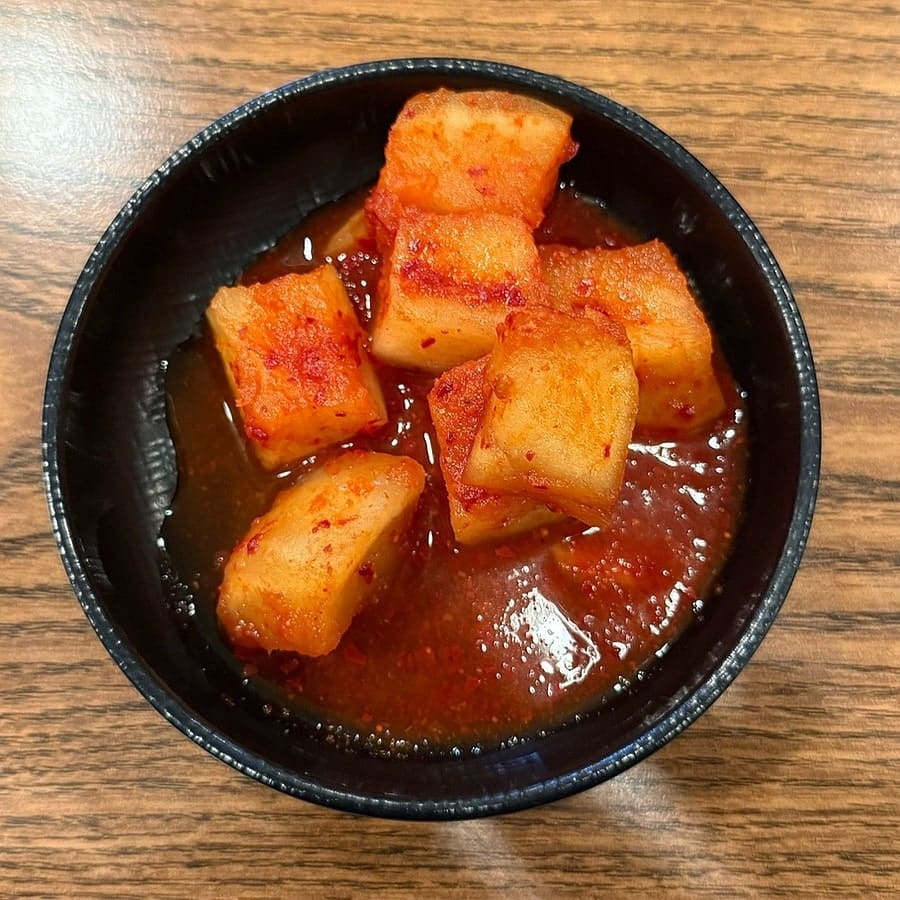 hr_43이 남긴 사진입니다. 기름진 음식과 함께 나오는 깍두기와 양파절임, 두 기본찬을 가까이서 찍었습니다.