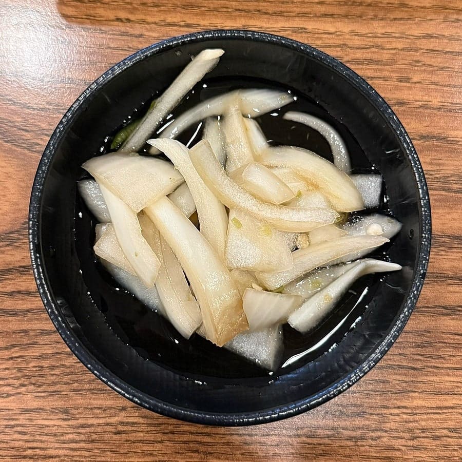 hr_43이 남긴 사진입니다. 기름진 음식과 함께 나오는 깍두기와 양파절임, 두 기본찬을 가까이서 찍었습니다.