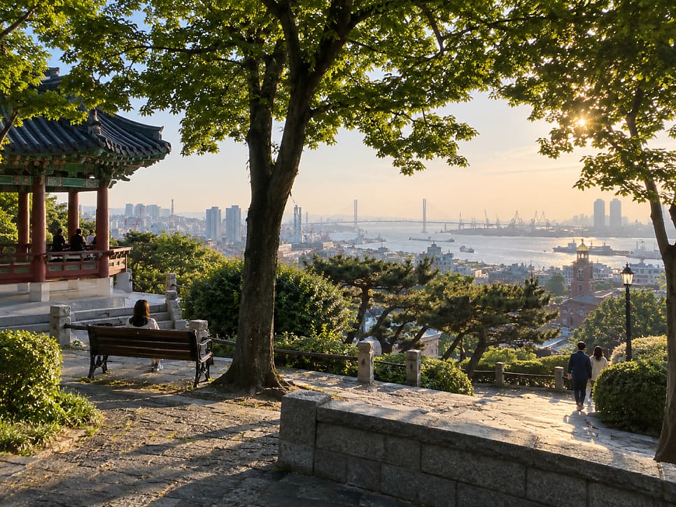 부자로그가 촬영한 인천 원도심 풍경입니다. 개항장 인근 전망대에서 내려다본 항구와,