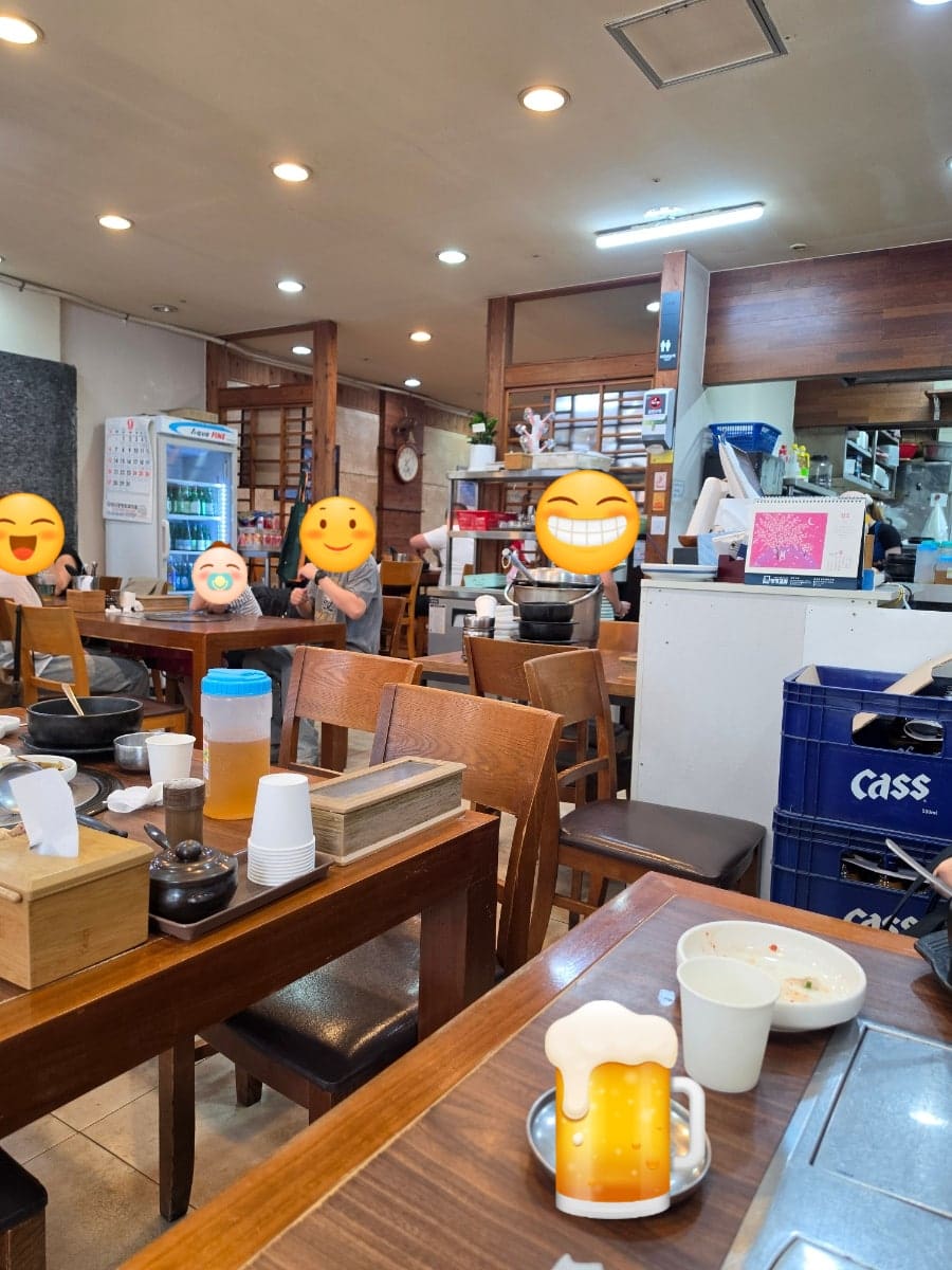 within1592이 촬영한 해청갈비탕 내부입니다. 오래된 나무 테이블에 둘러앉은 손님들과, 선반 위에 나란히 놓인 오래된 소품들이 노포의 시간을 보여줍니다.
