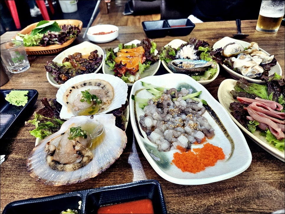 suk39100이 남긴 사진입니다. 활어회와 해산물이 한 상 가득 차려진 모습과, 마지막에 보글보글 끓는 매운탕을 담았습니다.