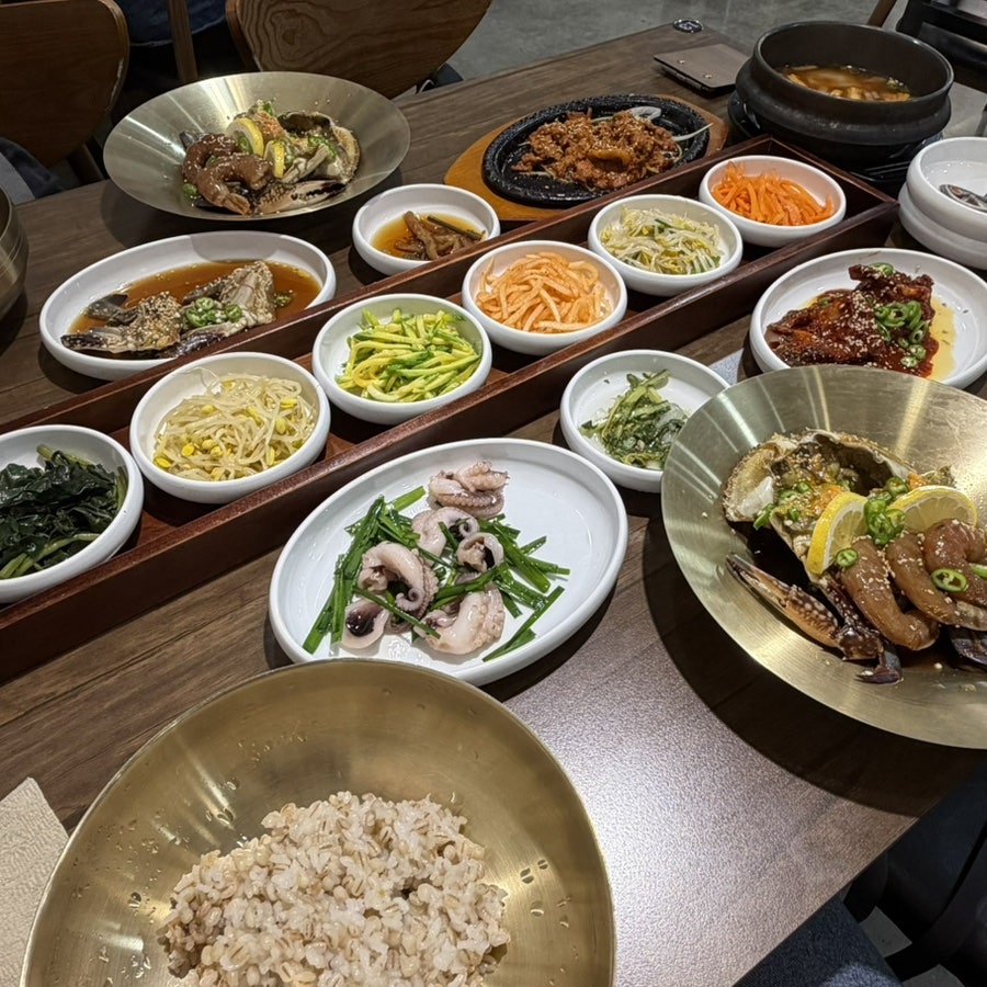 lee7253_는 연평도 암꽃게 간장게장 정식이 차려진 한 상 전체와, 양념게장을 가까이서 찍은 사진을 함께 남겼습니다.