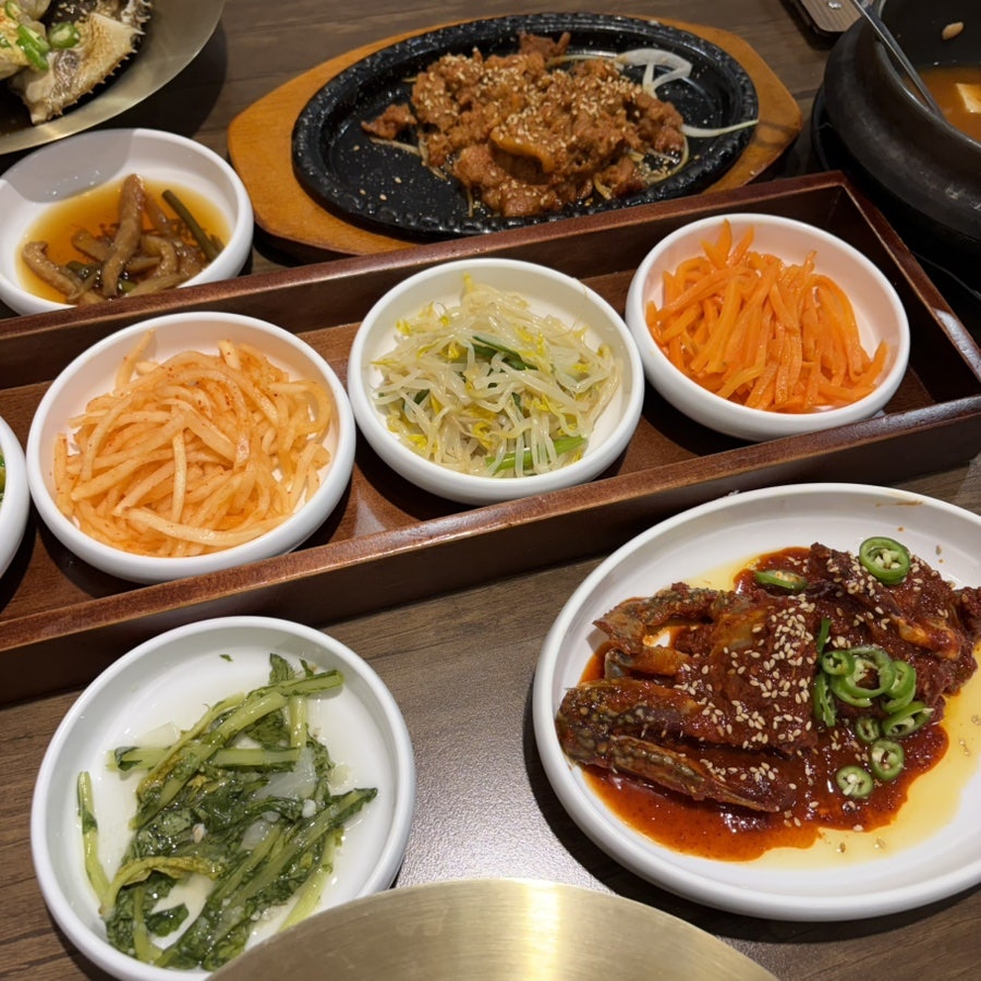 lee7253_는 연평도 암꽃게 간장게장 정식이 차려진 한 상 전체와, 양념게장을 가까이서 찍은 사진을 함께 남겼습니다.