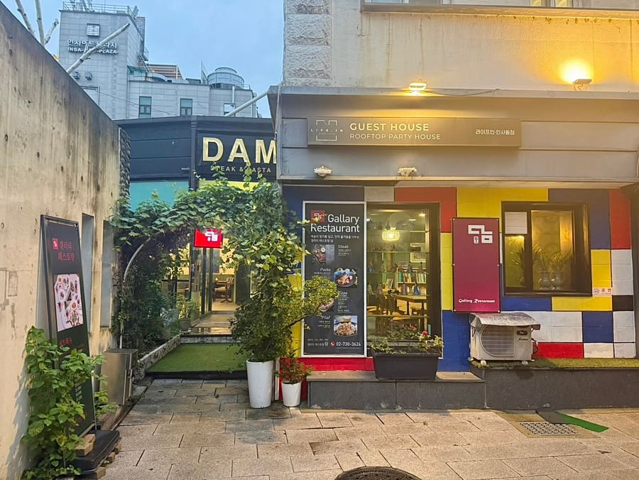 ninakim12이 남긴 사진입니다. 해질녘 조명이 켜진 'DAM STEAK&PASTA' 간판과, 안쪽 자리에 놓인 파란 피아노까지 함께 찍었습니다.