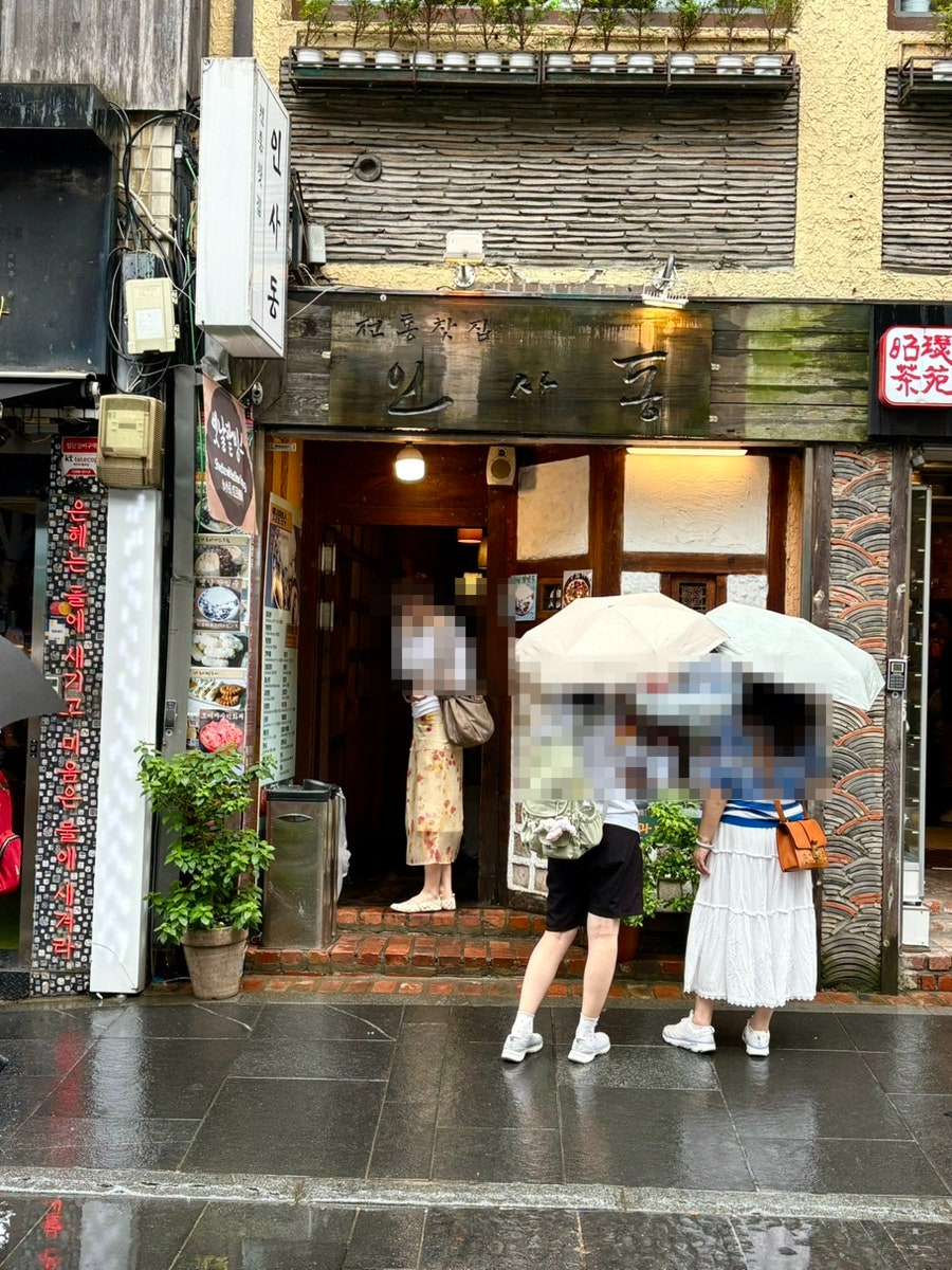 기타 선율이 흐르는 골목의 시간