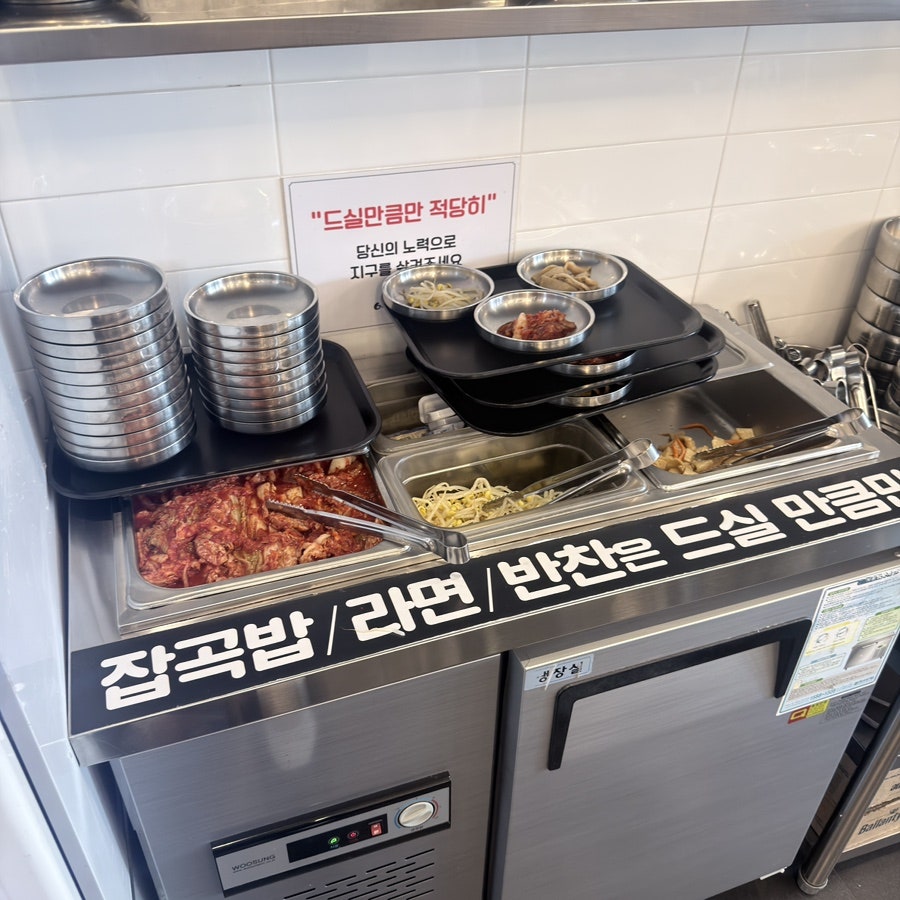 rring00001은 치즈와 파채를 수북하게 얹은 부대전골 플레이팅과, '잡곡밥/라면/반찬은 드실 만큼만'이라 적힌 셀프 코너를 함께 찍었습니다.