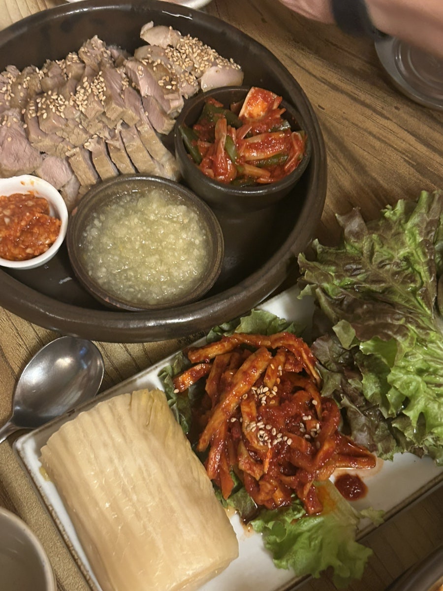 giddong_2는 '인사동8길 12-5' 표지판과 영업시간이 붙은 골목 입구, 그리고 보쌈과 무말랭이무침·쪽파김치가 오른 상을 함께 남겼습니다.
