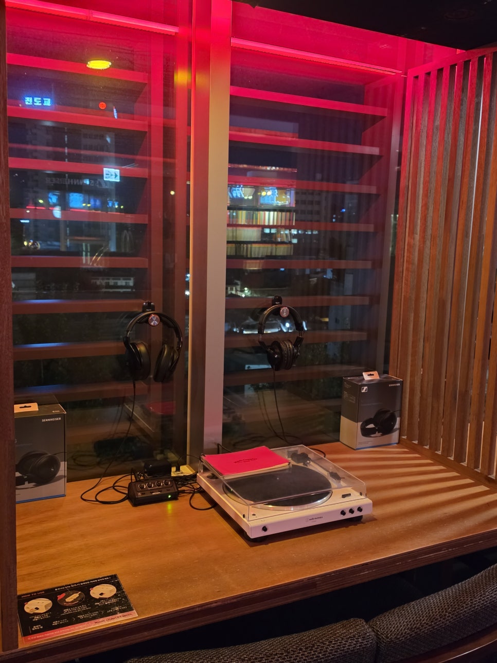 jubro_0605는 MUSIC COMPLEX 글자가 걸린 붉은 조명의 넓은 홀과, 창가 쪽 부스에 놓인 턴테이블과 헤드폰 두 개를 따로 찍었습니다.